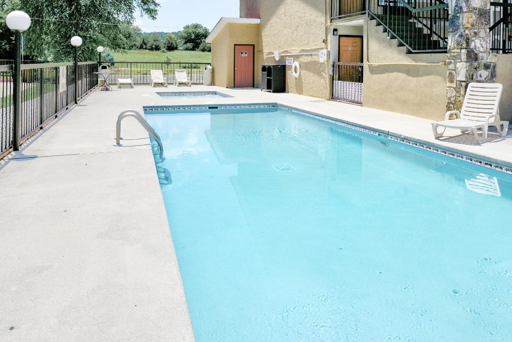 Econo Lodge Sevierville-Pigeon Forge on the River photo 5