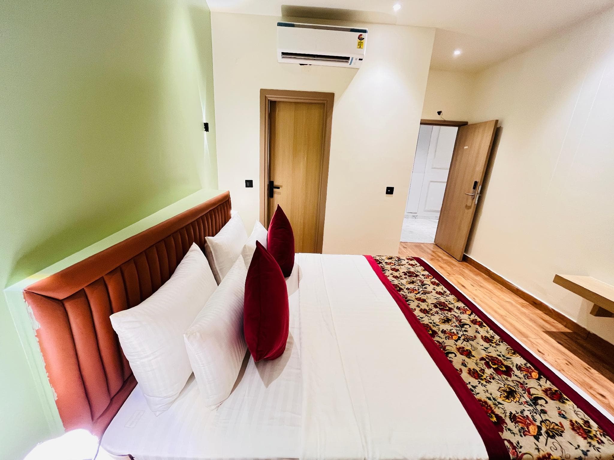 Hotel IP Swarn Near Anand Vihar Vaishali Ghaziabad photo 3