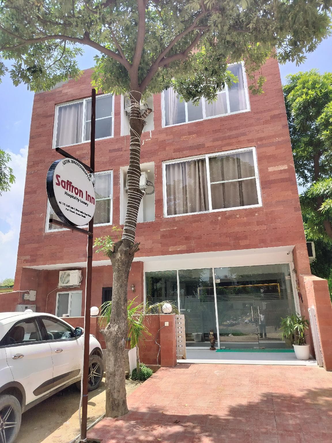 Saffron Inn - Near India Expo Mart