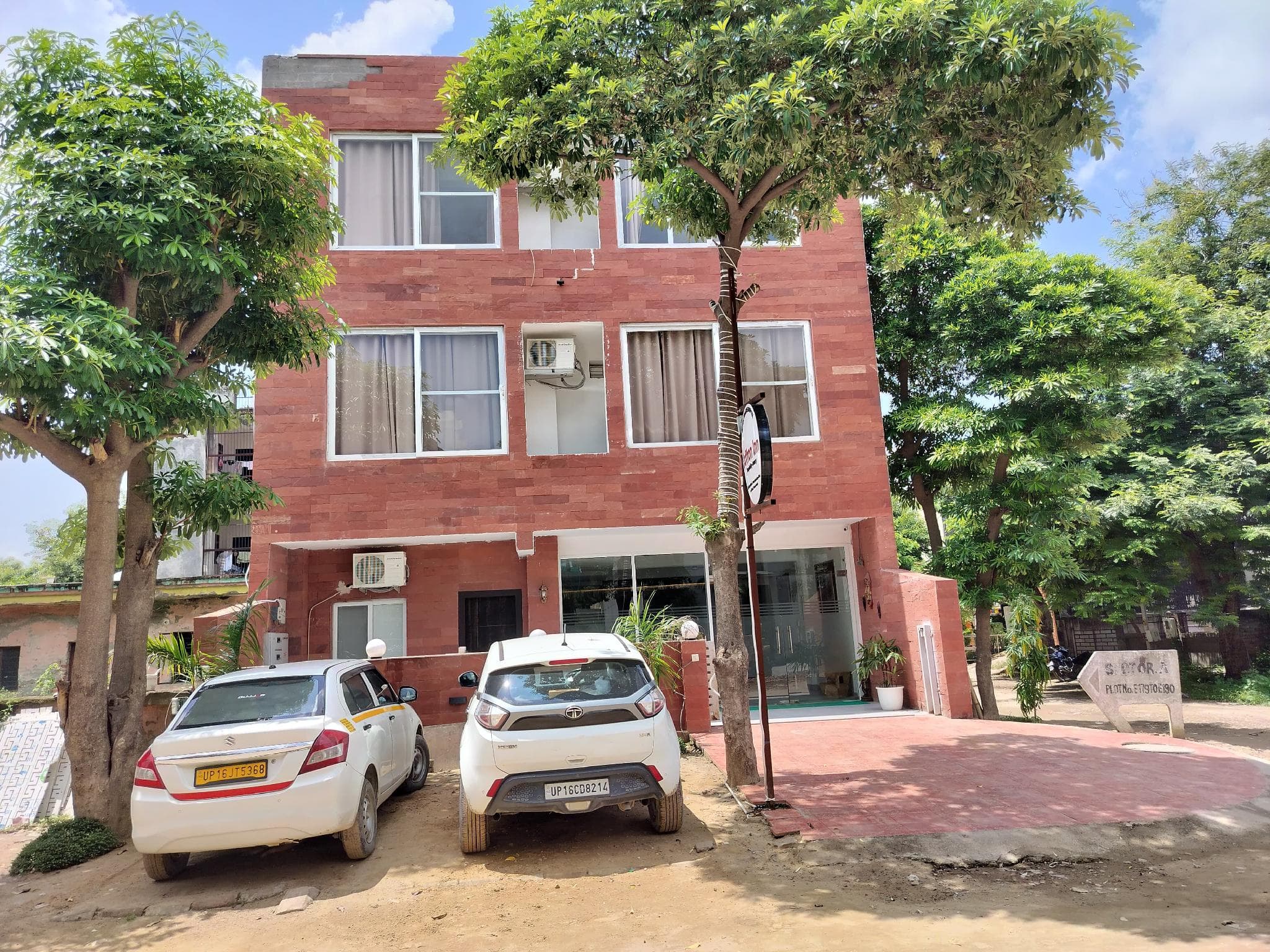 Saffron Inn - Near India Expo Mart photo 4