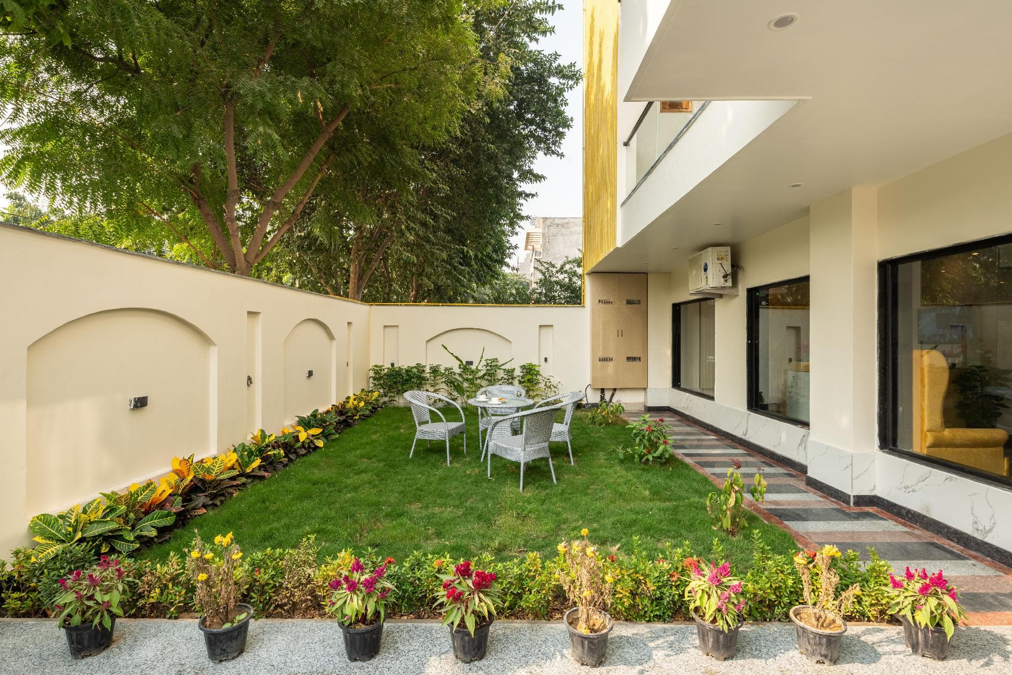 Lime Tree Hotel & One BHK Serviced Apartment Noida Grand Central Next to Sector 51 metro photo 5