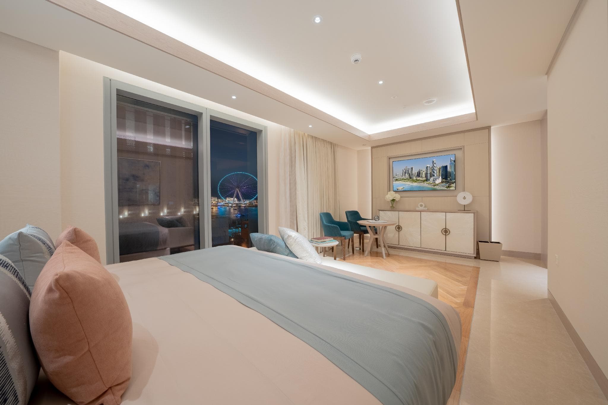FIVE LUXE photo 2