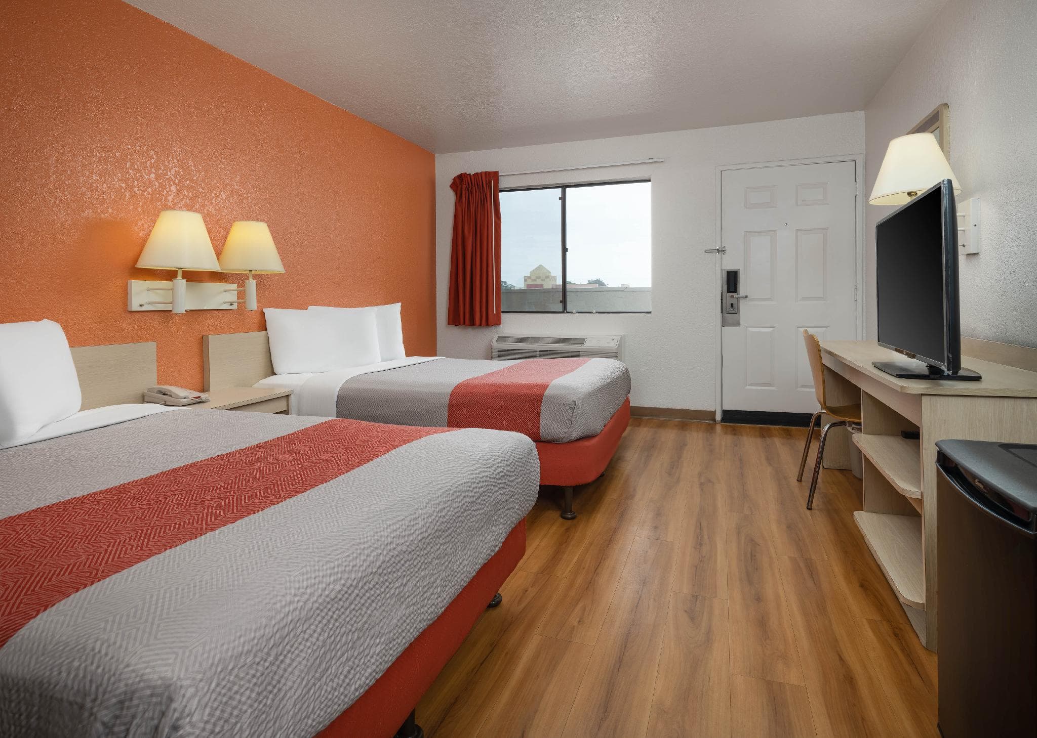 Motel 6 Buena Park, CA - Knotts Berry Farm - Disneyland photo 2