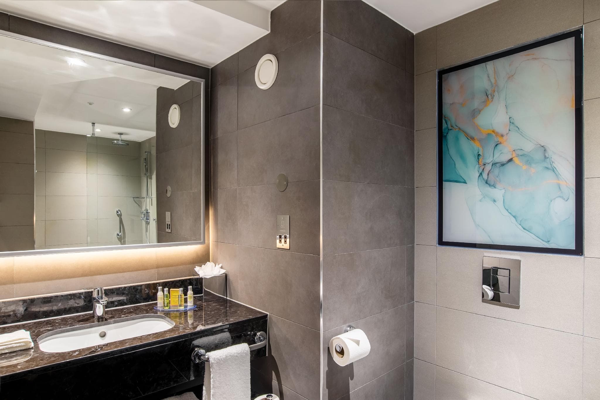 Hilton Garden Inn London Heathrow Terminals 2 and 3 photo 2