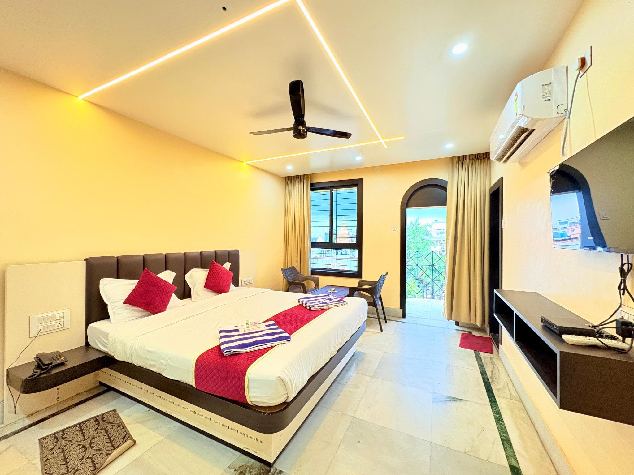 Binapani Hotel & Restaurant Tarapith
