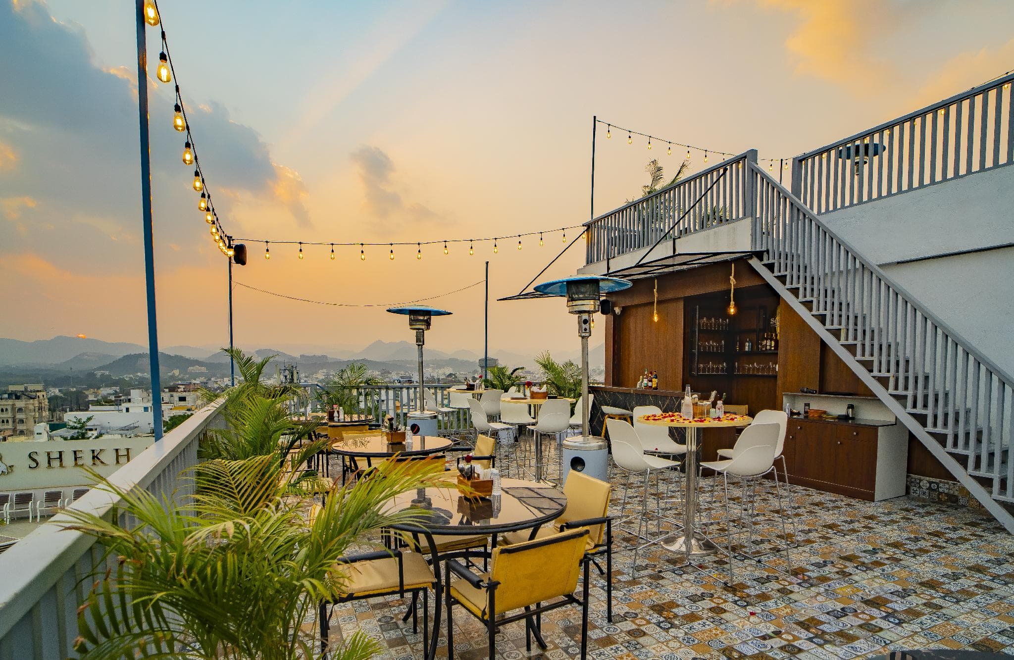 MAYA'S MANOR - A Luxury Lake View Boutique Hotel