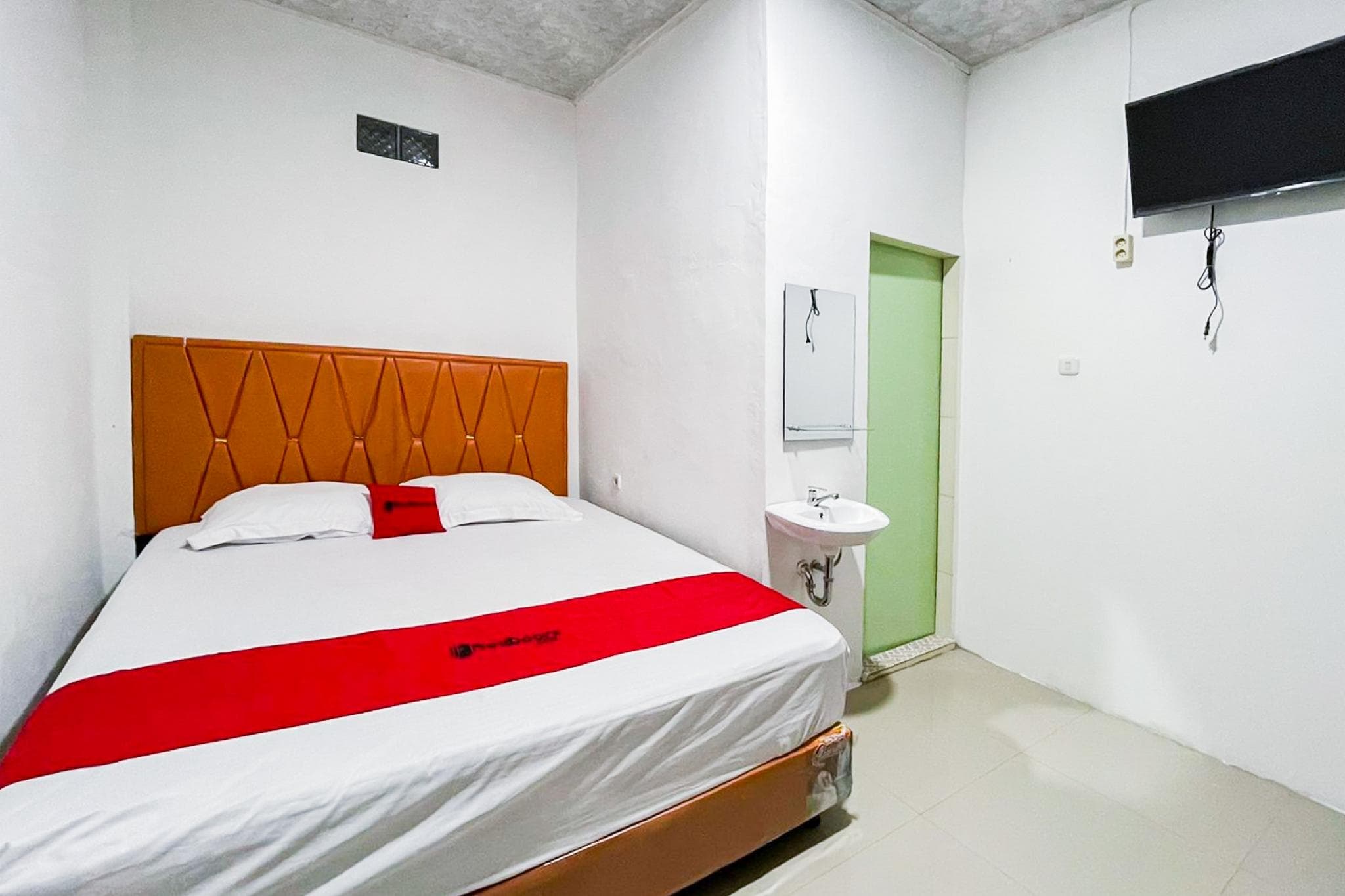 RedDoorz @ Exaudi Homestay Parbaba Samosir