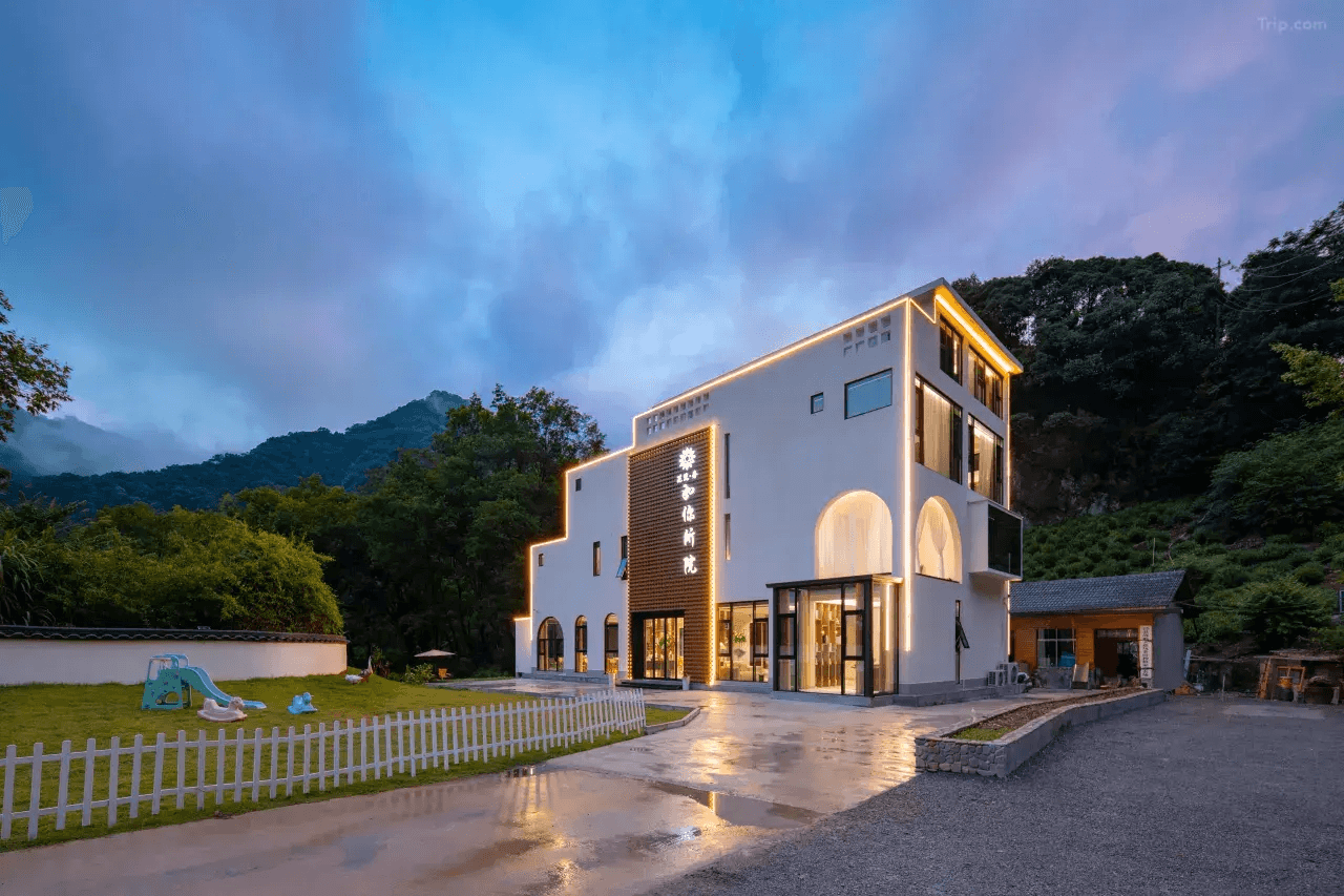 Floral Lux Hotel·Like your hotel (Jingxian Ink Painting Tingxi Scenic Area Branch)
