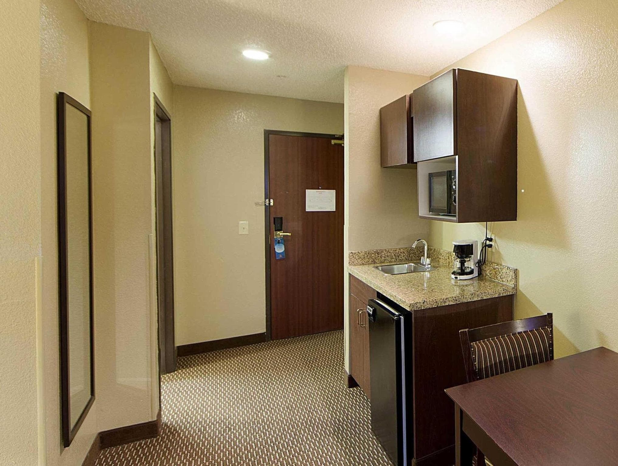 Quality Suites Addison-Dallas photo 4
