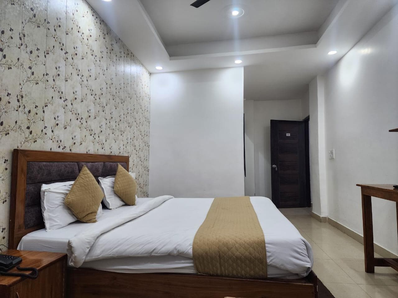 Frolic Hotel Near Sec 52 Noida Metro Station photo 2