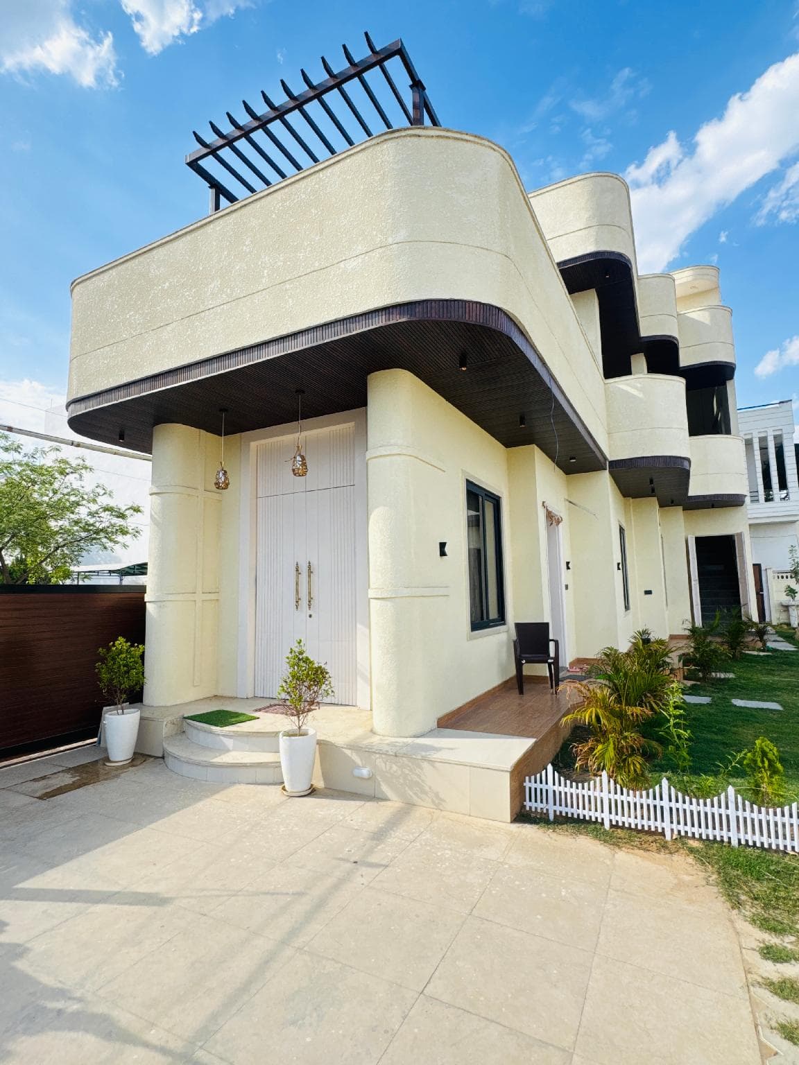 FLY VIEW Garden Home with Airport Runway View Stay