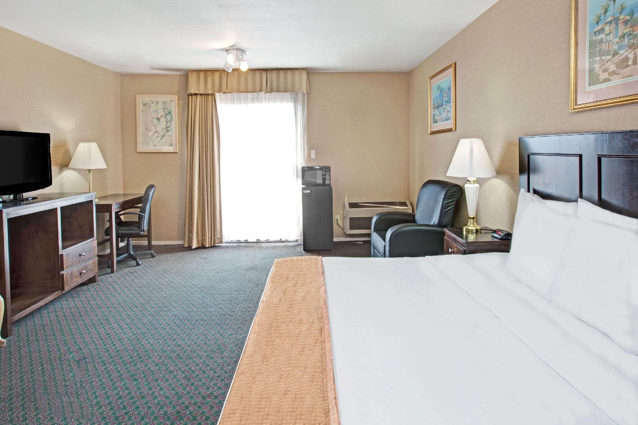 Howard Johnson by Wyndham Torrance photo 2
