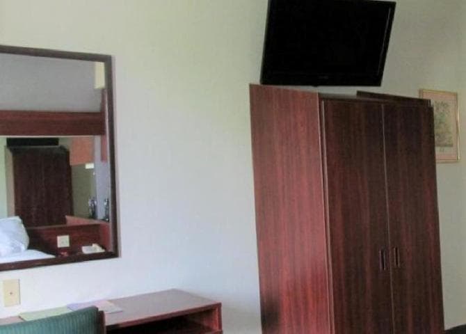 Trident Inn and Suites photo 2