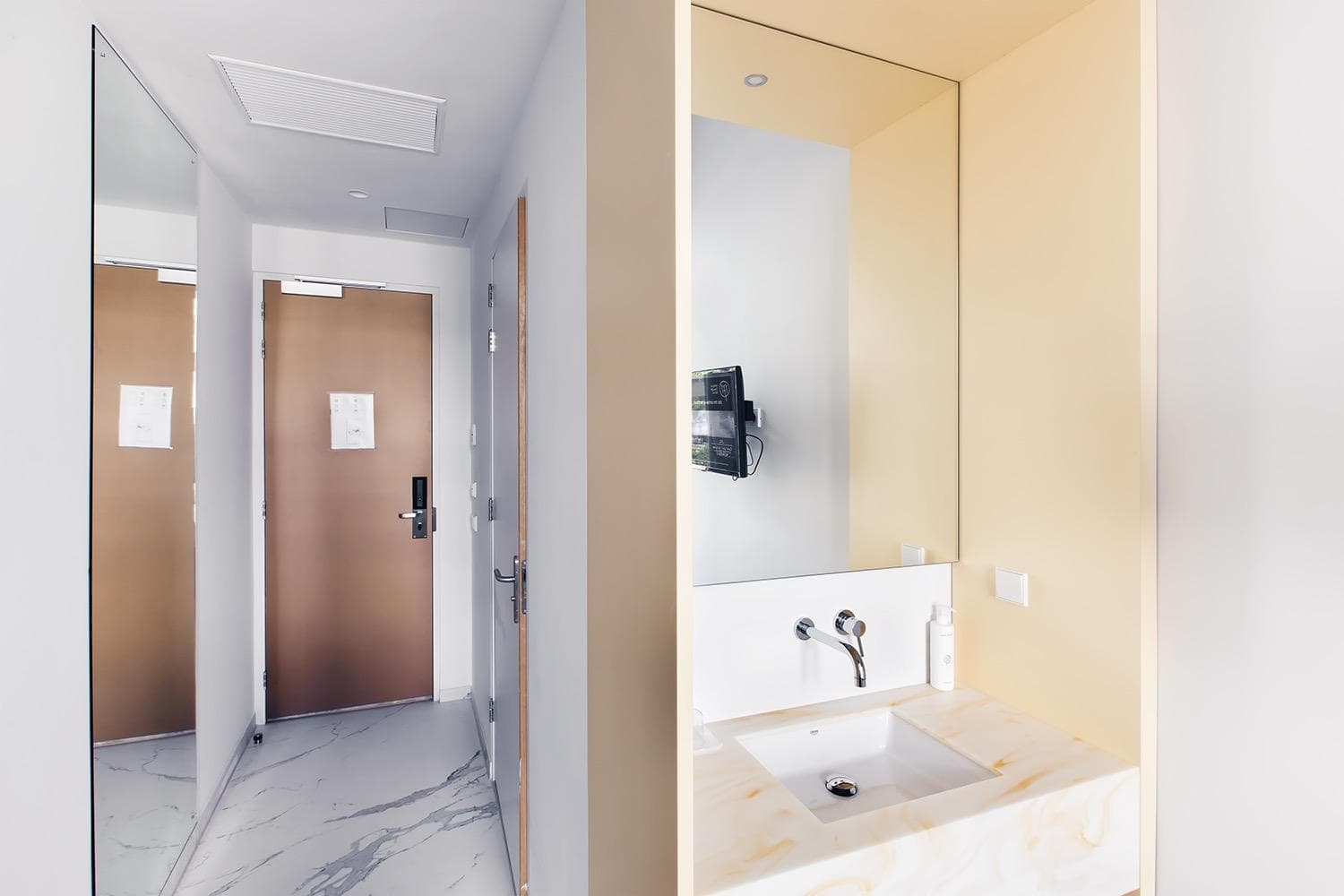 171. Urban Design Hotel photo 2