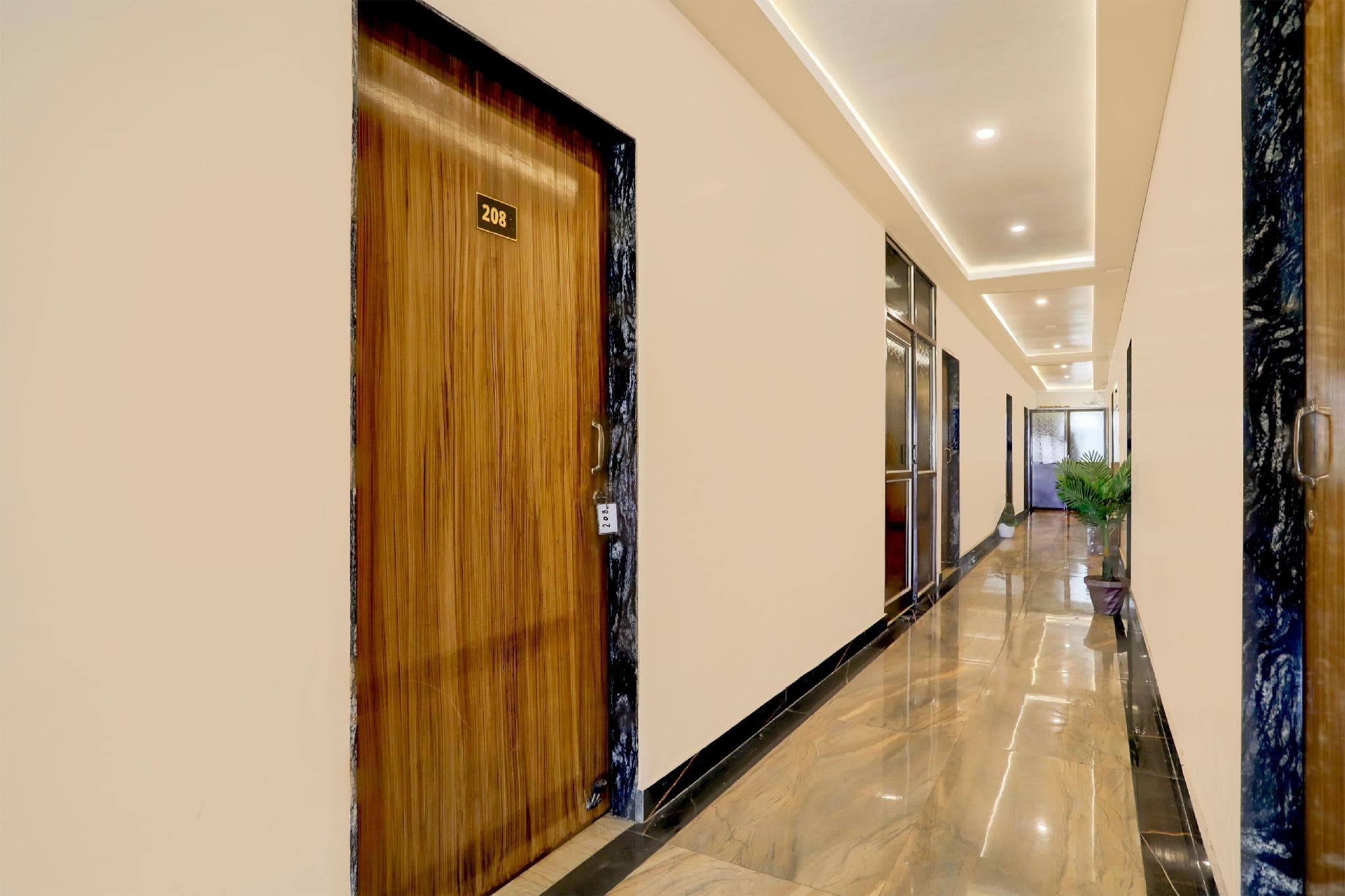 Super OYO Townhouse Hyderabad Gate IIT BHU Formerly RK Heights photo 5