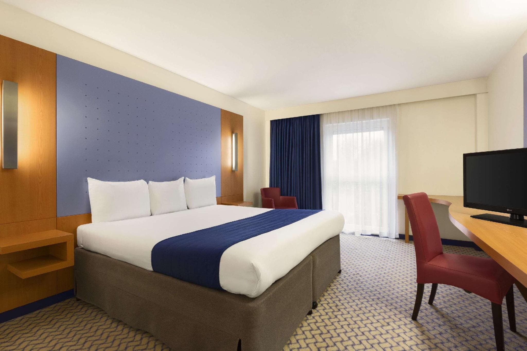 Ramada by Wyndham London North M1 photo 2