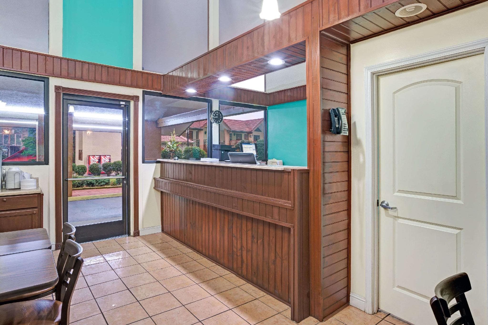 Super 8 By Wyndham Downtown Gatlinburg At Convention Center photo 3