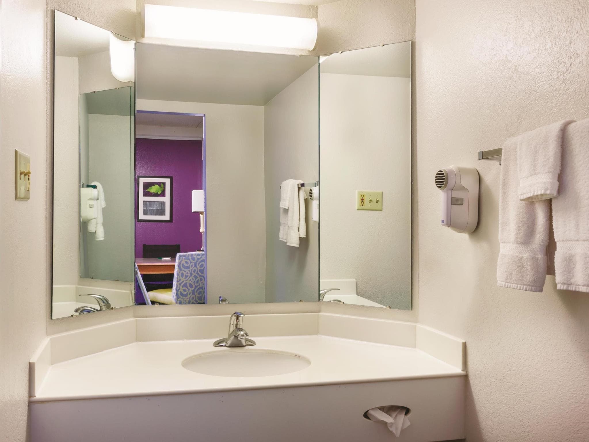 Travelodge by Wyndham Houston Cy-Fair photo 5