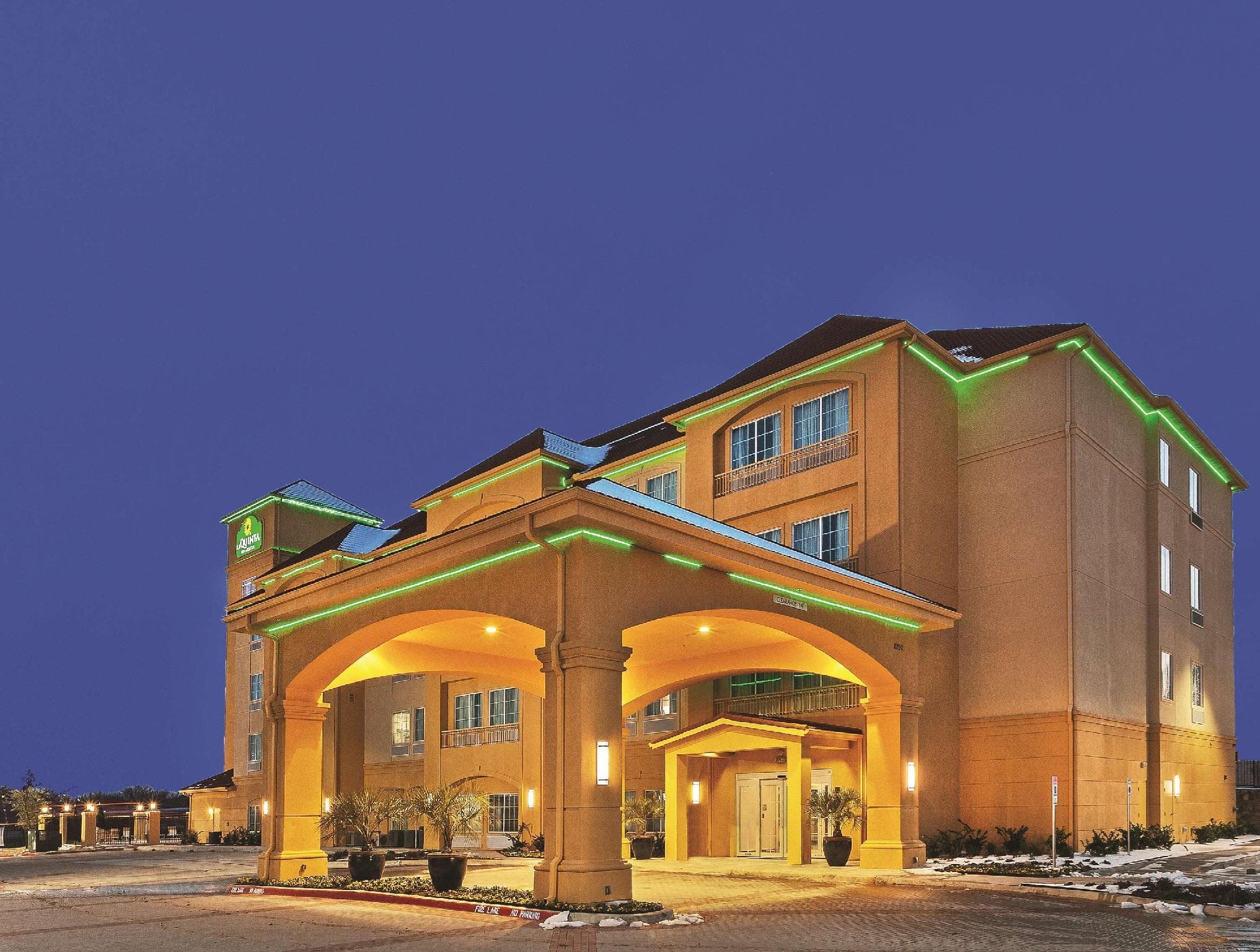 La Quinta Inn & Suites by Wyndham Fort Worth Arlington West photo 3