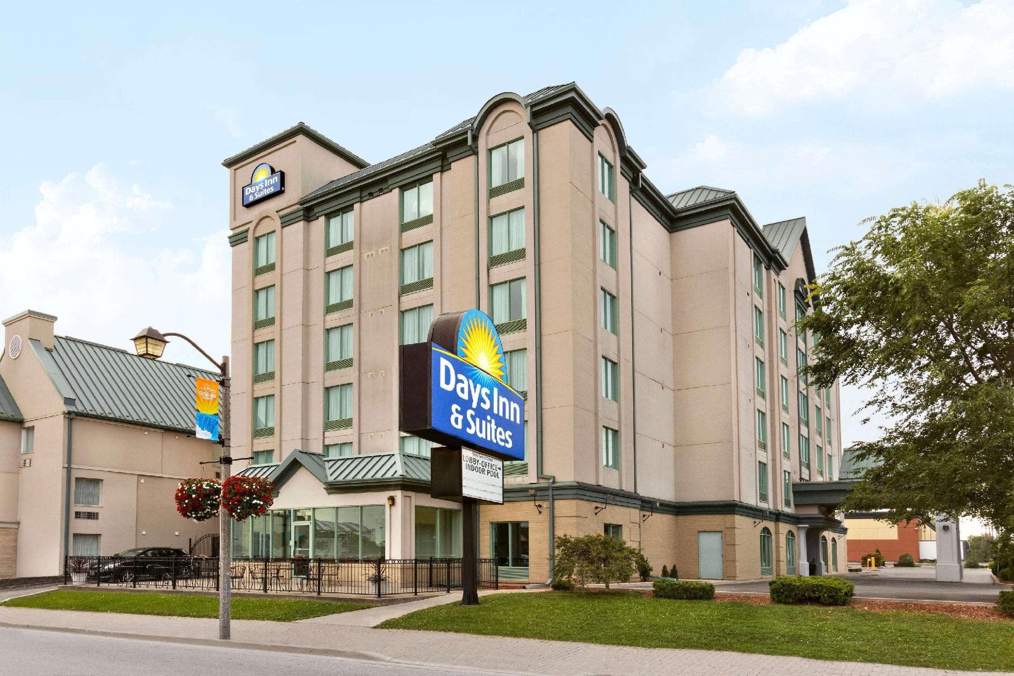 Days Inn & Suites by Wyndham Niagara Falls Centre St. By the Falls
