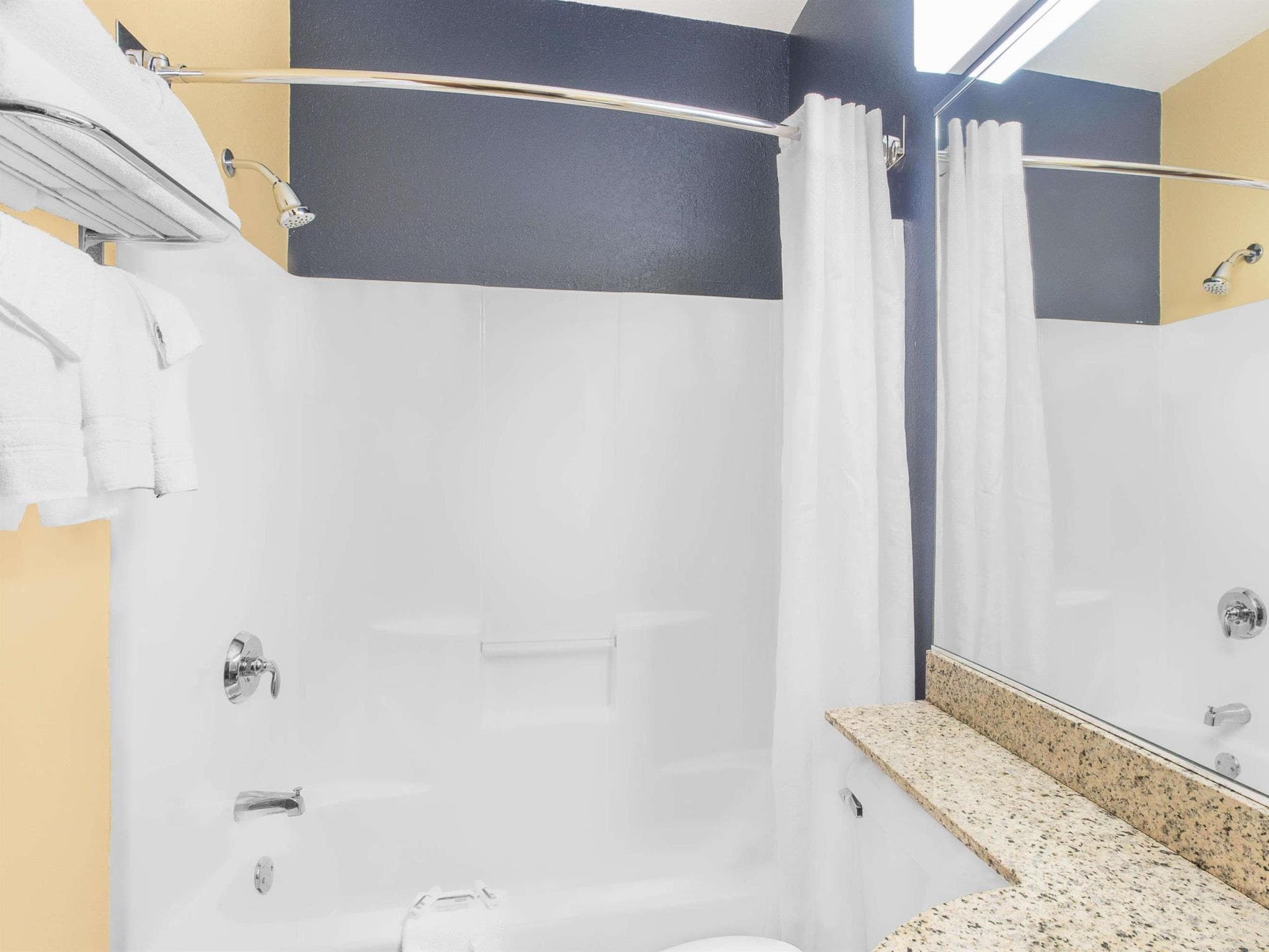 Microtel Inn & Suites by Wyndham Chili/Rochester Airport photo 4