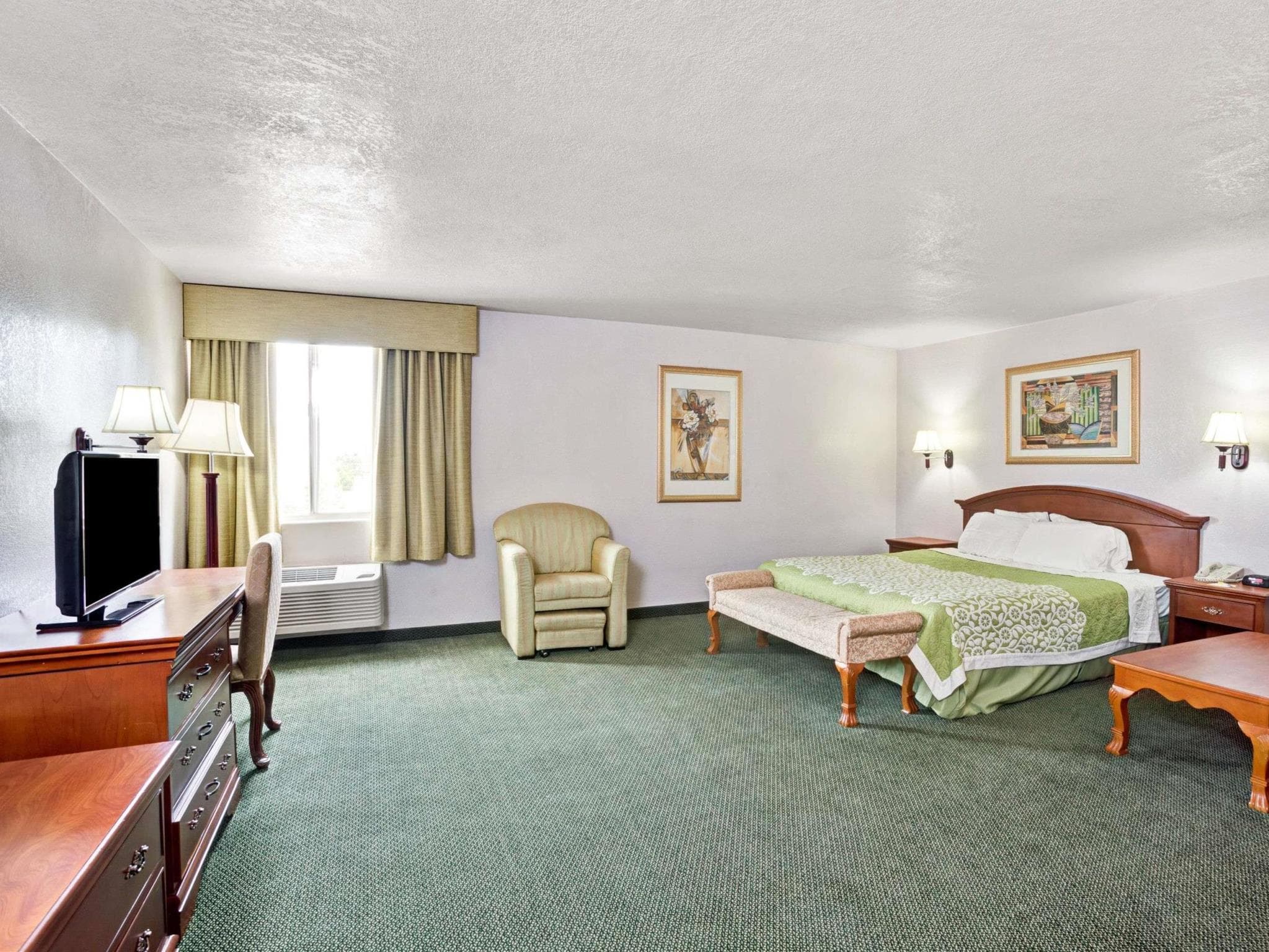 Days Inn & Suites by Wyndham Fullerton photo 4