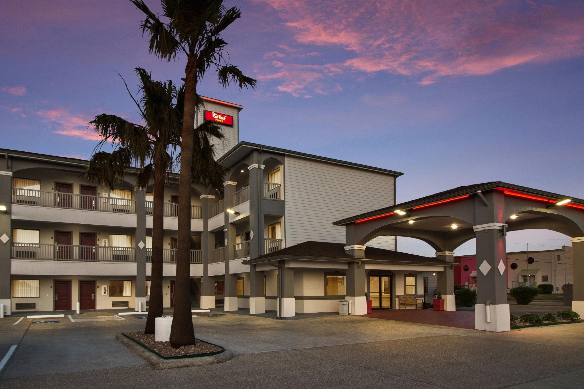 Red Roof PLUS+ Galveston - Beachfront
