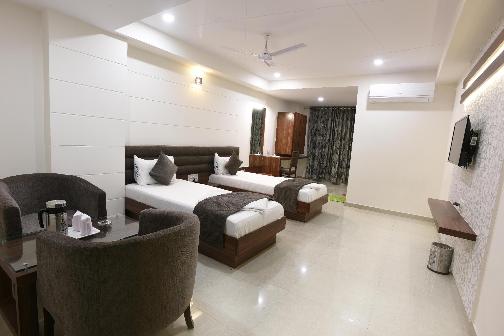 Hotel luxura, changodar photo 2
