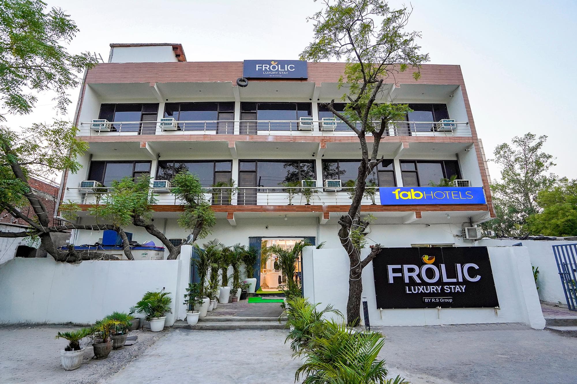 FabHotel Frolic Luxury Stay - Near Sector 52 Noida Metro Station photo 3