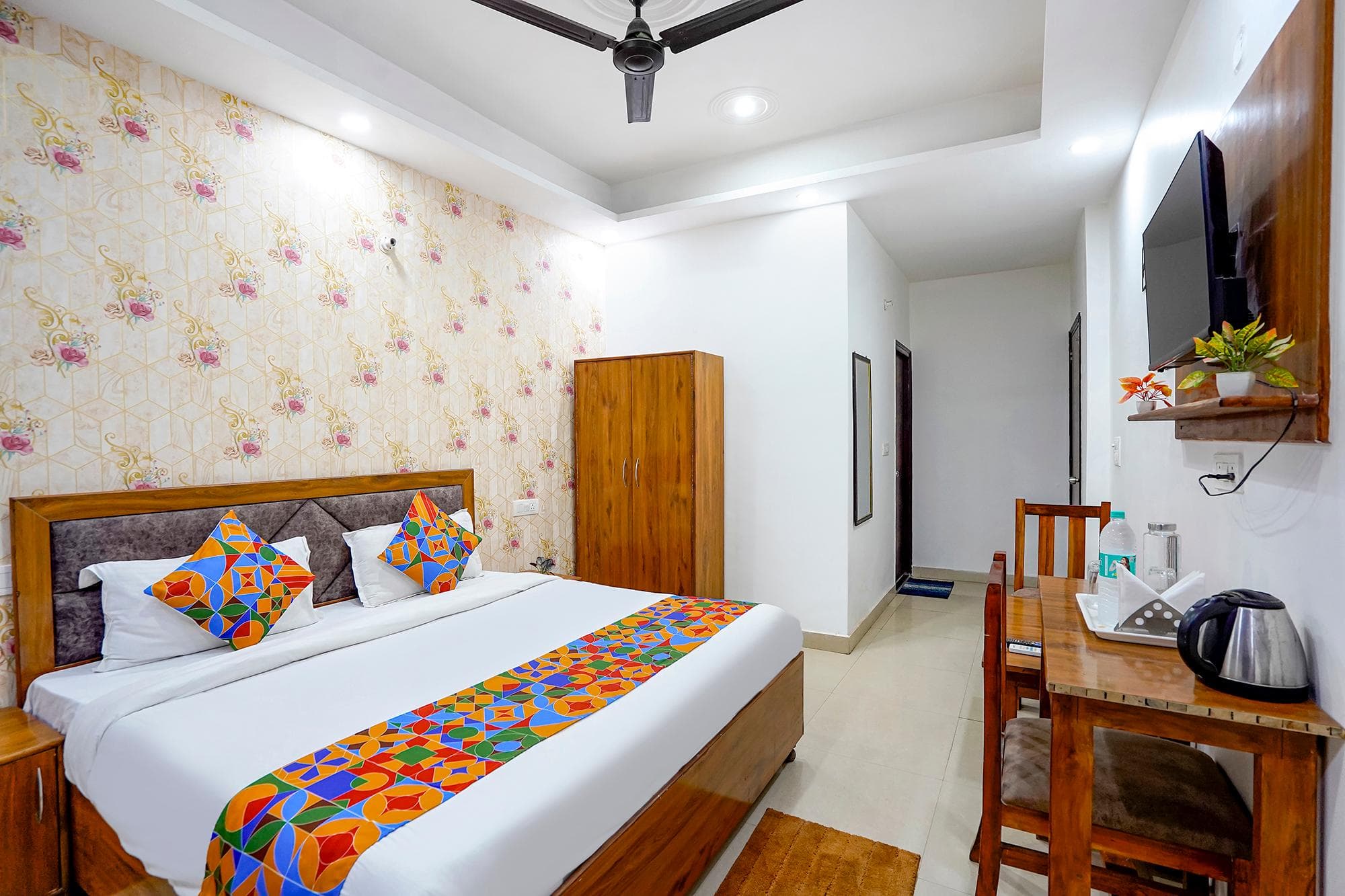 FabHotel Frolic Luxury Stay - Near Sector 52 Noida Metro Station photo 2