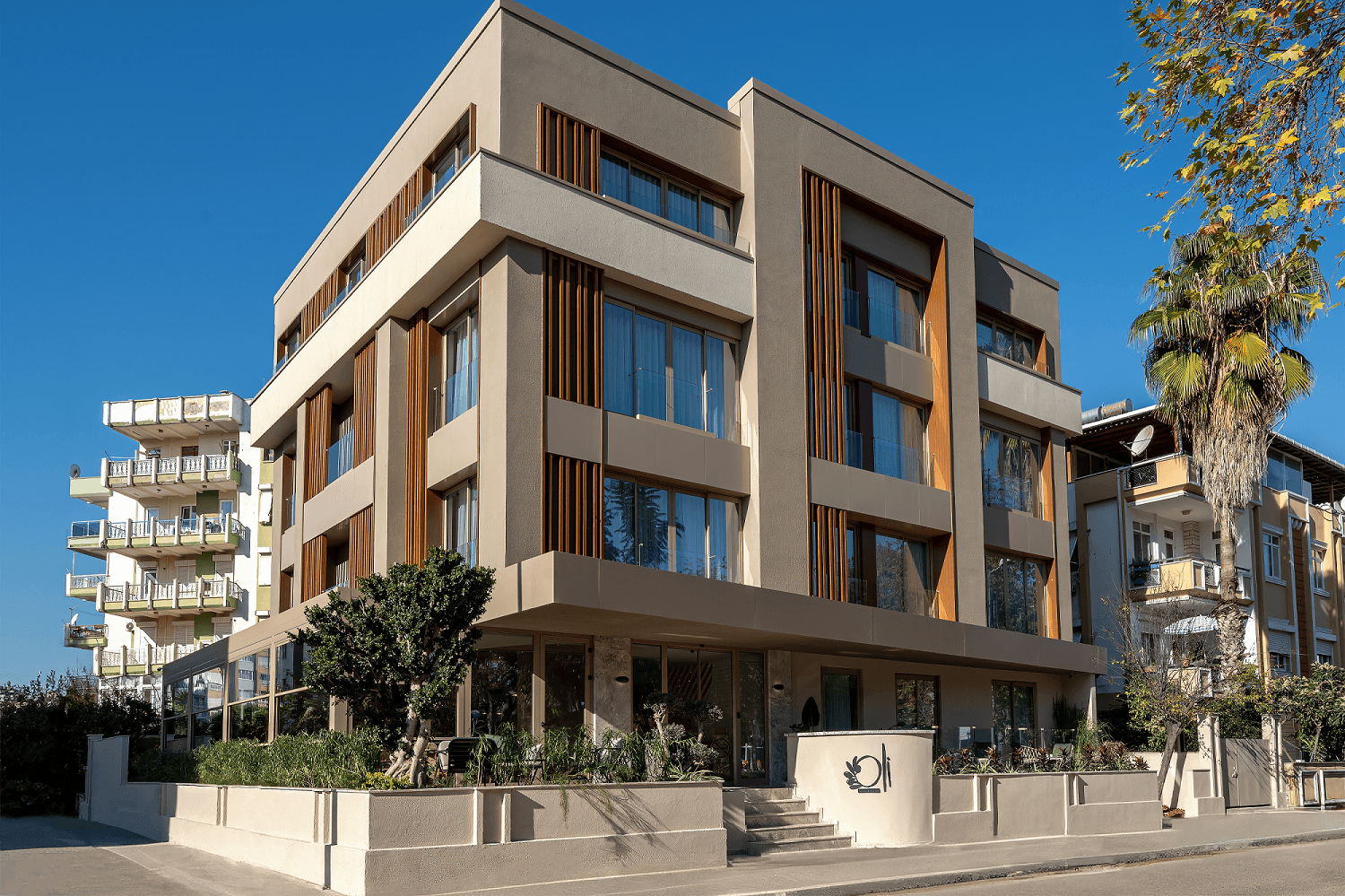 OLI HOTEL & SUITES