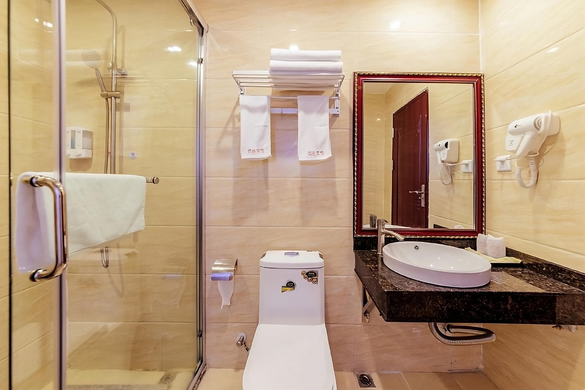 Huahang Hotel-Free Airport Transfer photo 2