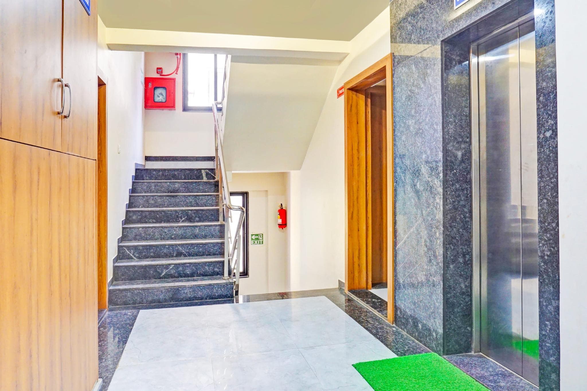 Super Townhouse Amanora Park Town Formerly Samrat Inn photo 4
