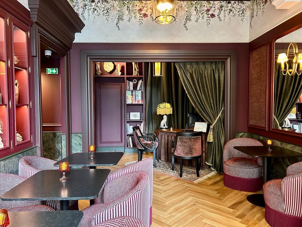 UNE AUTRE CHAMBRE