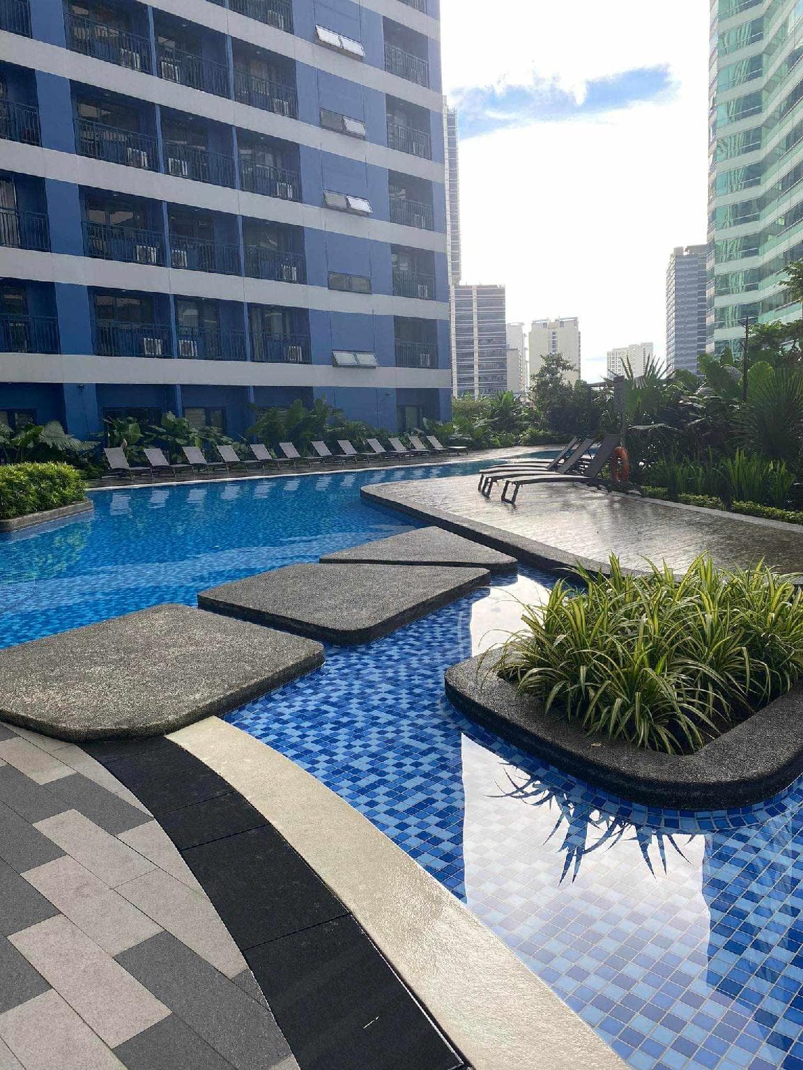 Homey 1-bedroom condo at the center of Makati photo 5