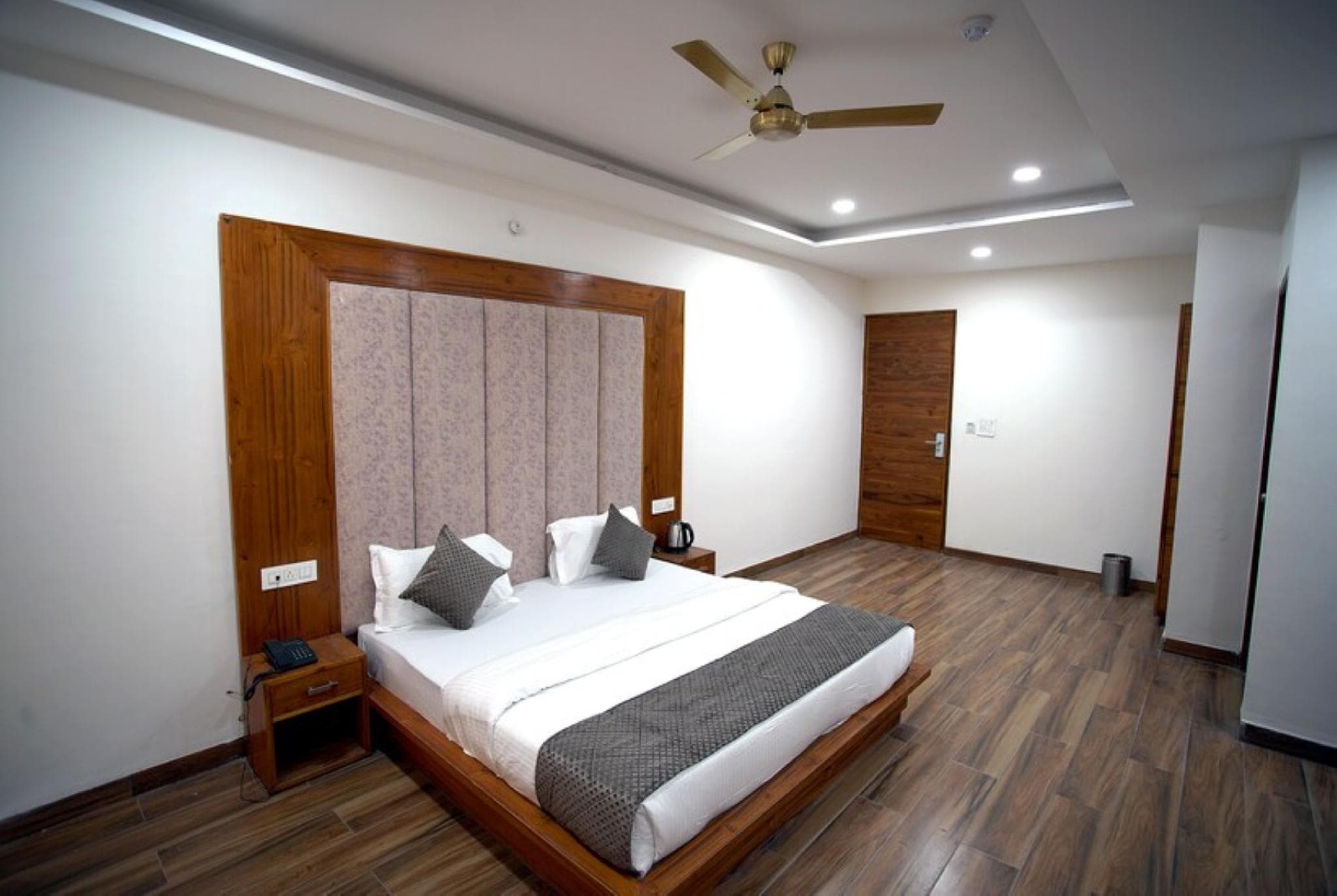 Goroomgo Sunroof Hotel & Banquet Zirakpur photo 4