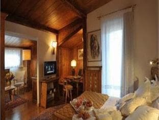 Eight Cortina photo 3