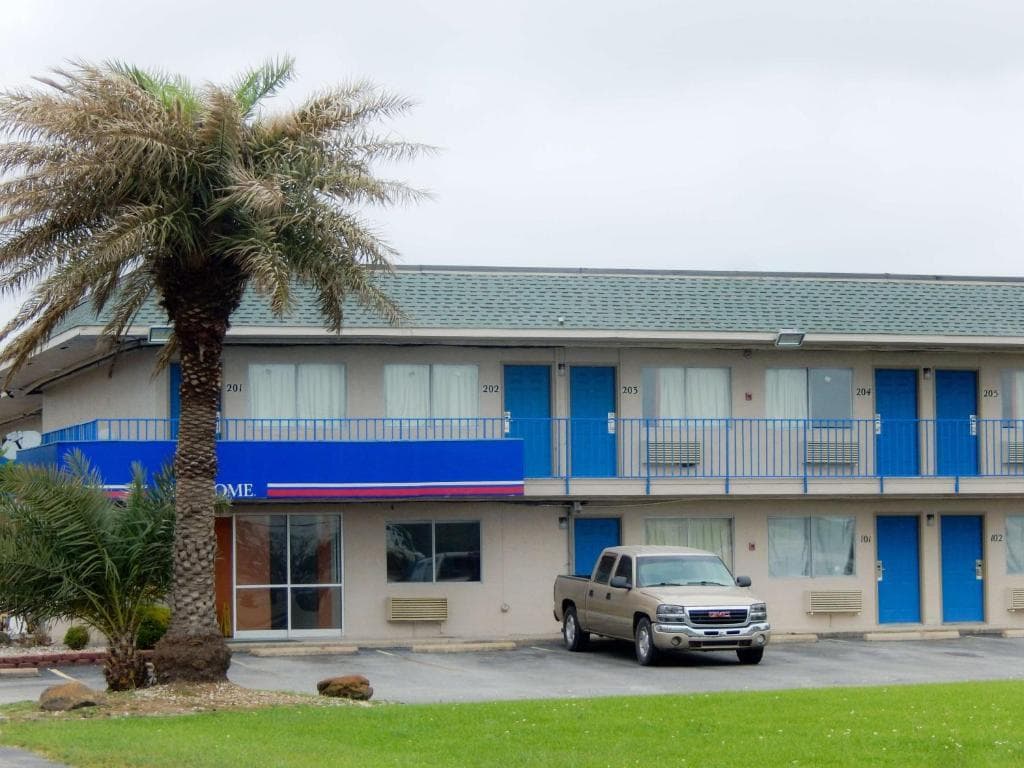 Motel 6 Clute, TX photo 3