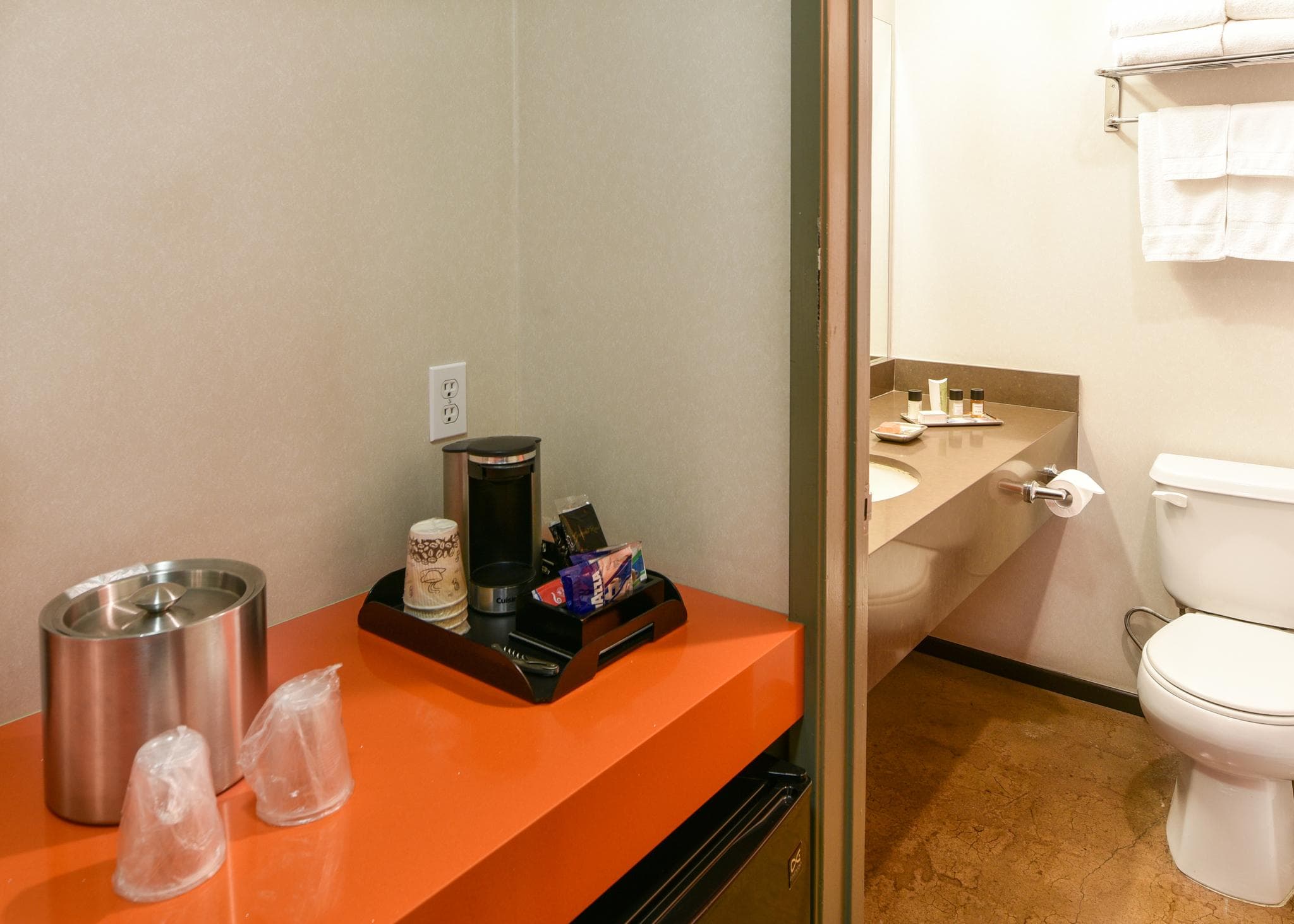 The Tangerine - A Burbank Hotel photo 2