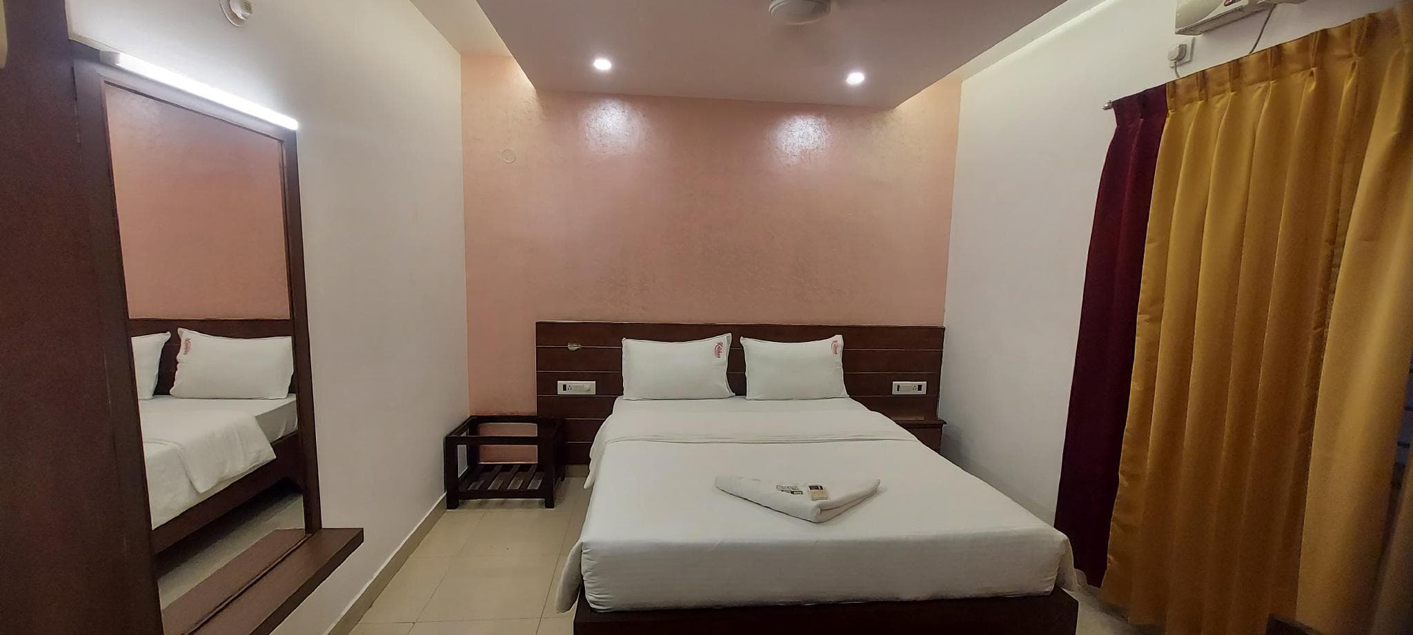 Hotel Sri Krishna Veg and Residency Murugeshpalya photo 2