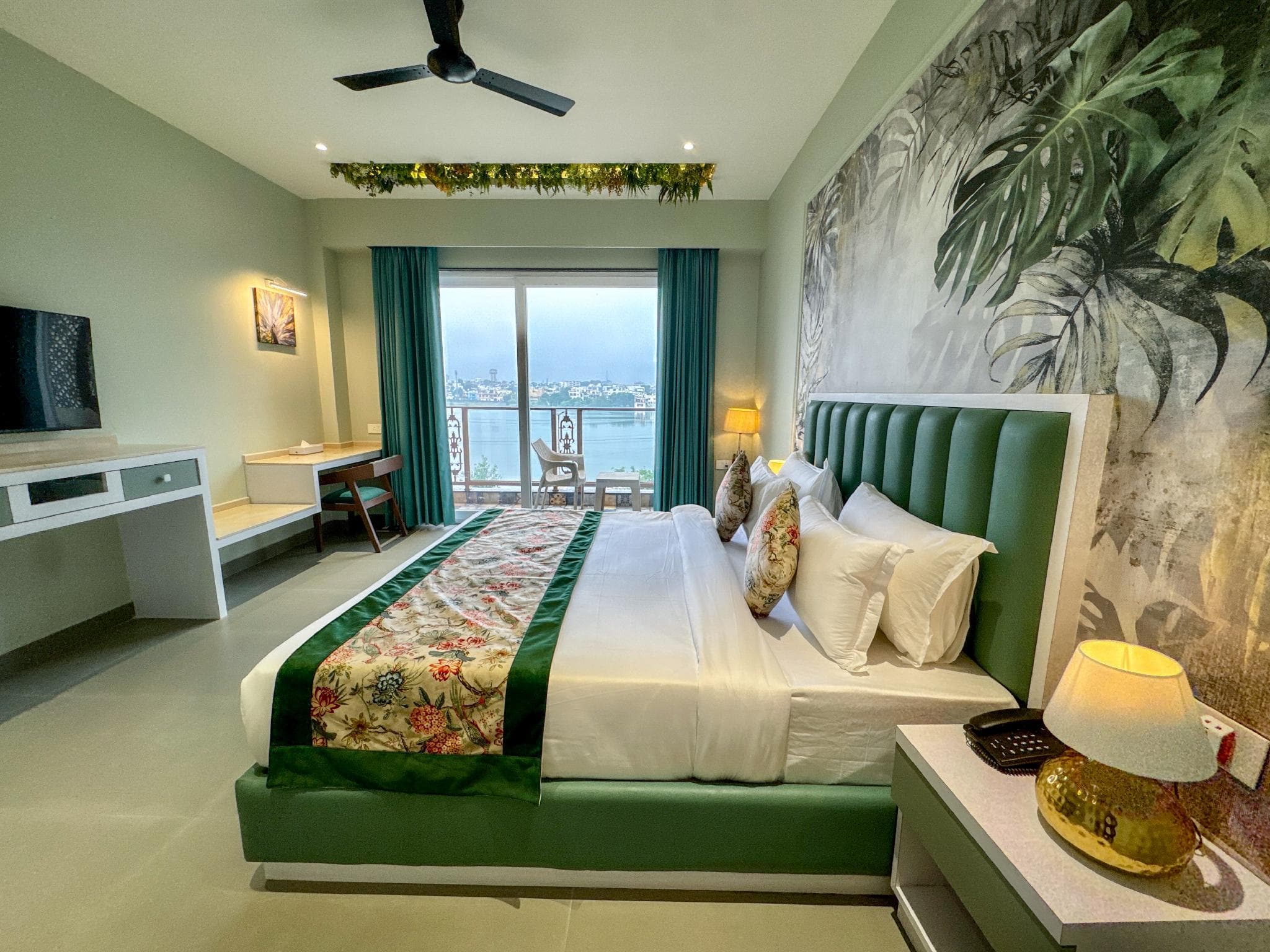 Lakeside Leisure A Lake View Hotel photo 2