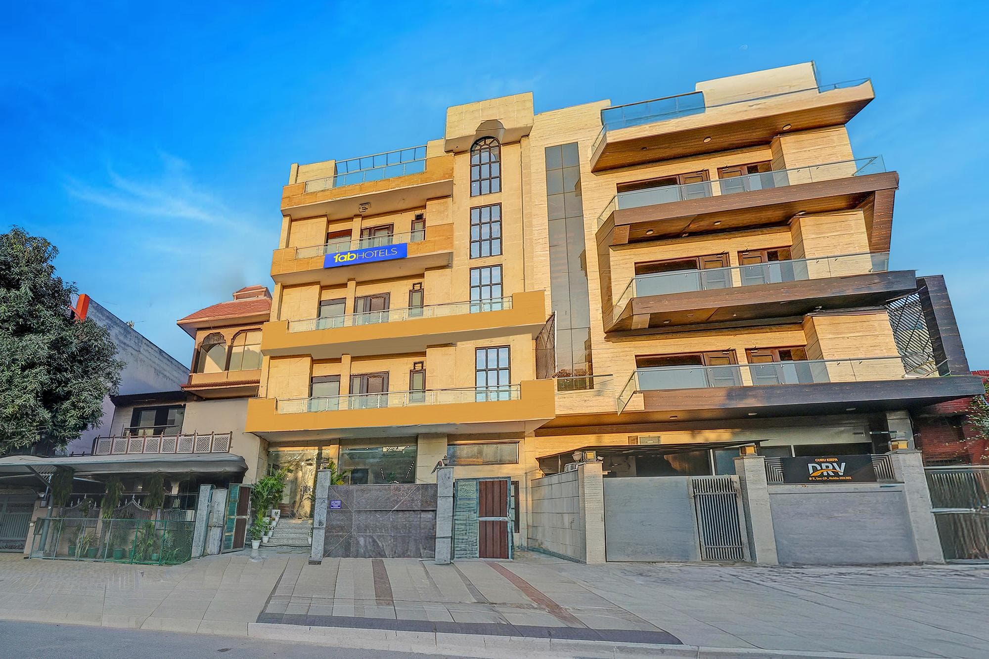 FabHotel Orchid White Inn - 600 M From Noida Sector 16 Metro Station photo 3