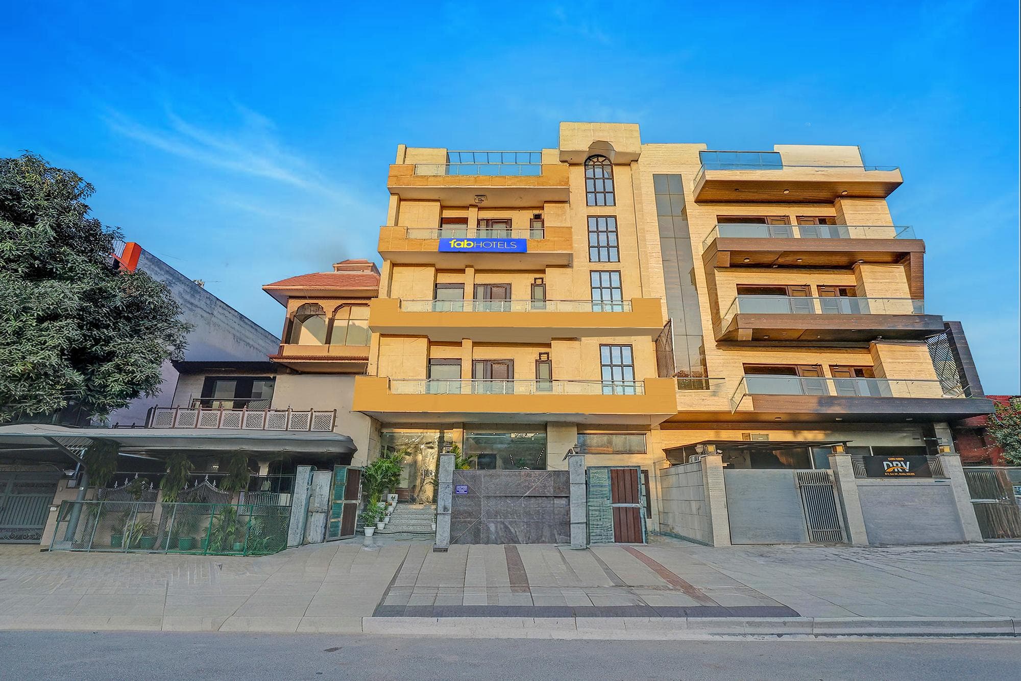 FabHotel Orchid White Inn - 600 M From Noida Sector 16 Metro Station