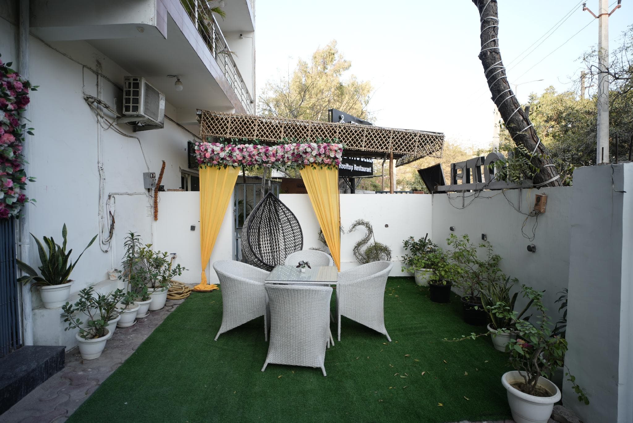 Frolic Hotel Near Sec 52 Noida Metro Station photo 4