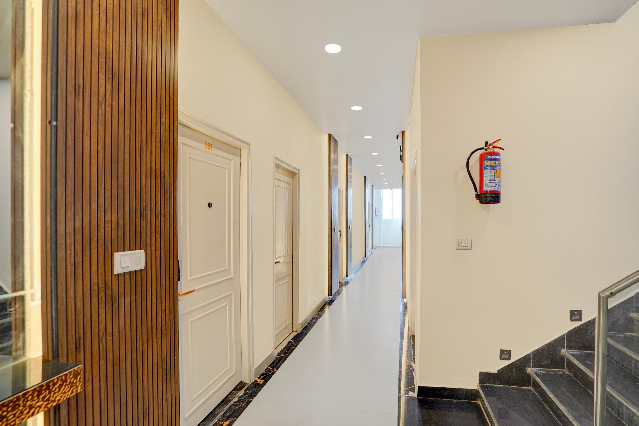 Palette Hotel and Resorts Patrakar Colony Formerly Shree Maruti Tower photo 3