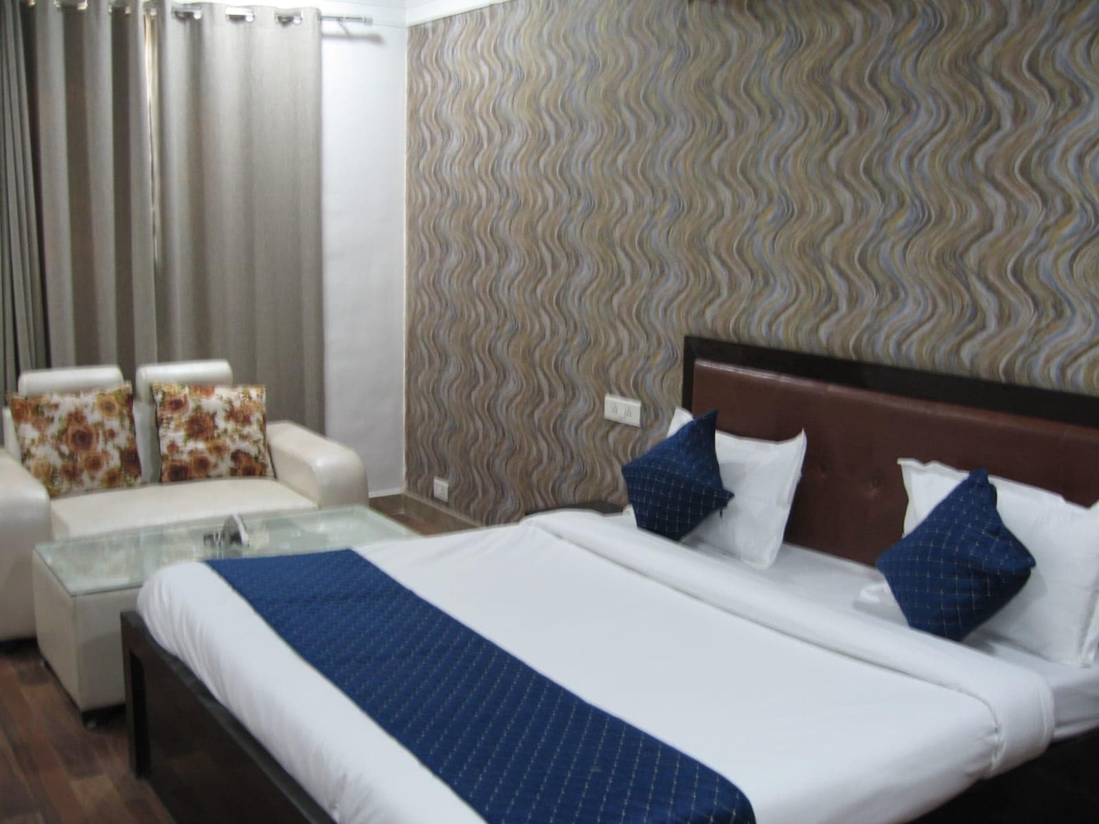 Posh Classic - Sector 45 Millennium City Centre Gurugram photo 2