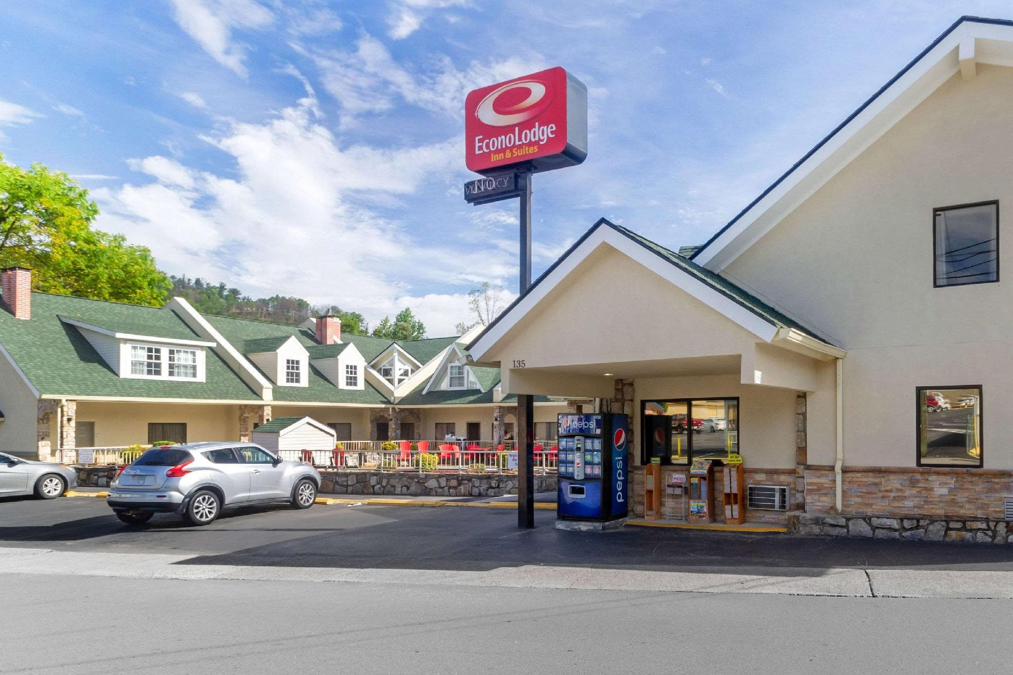 Econo Lodge Inn & Suites Gatlinburg at the Convention Center photo 3