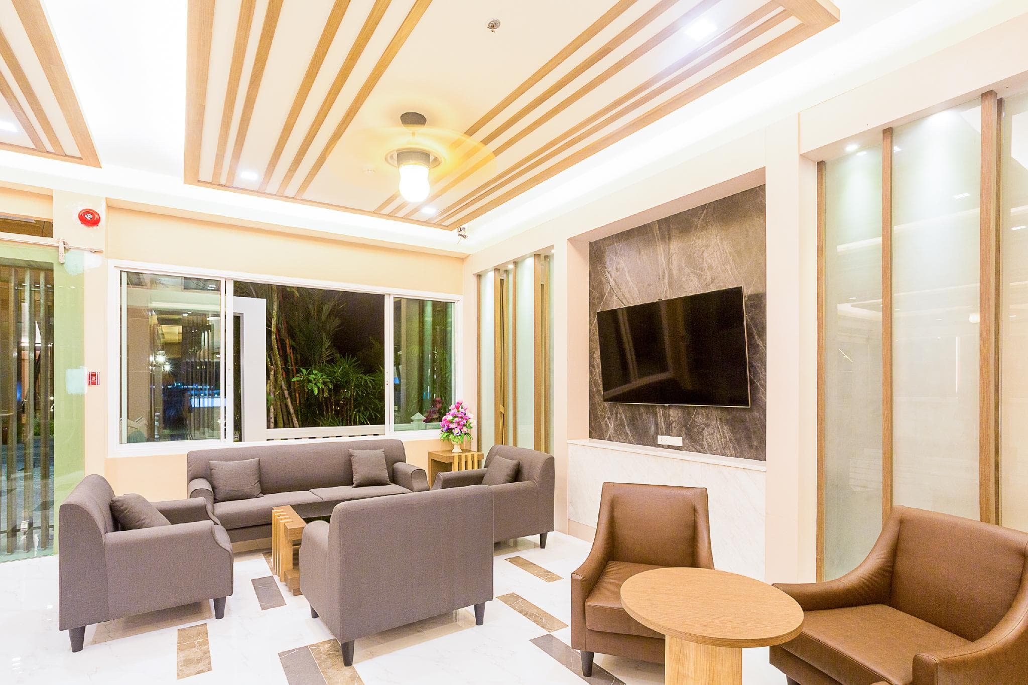 Swan Lake Hotel Sattahip photo 4