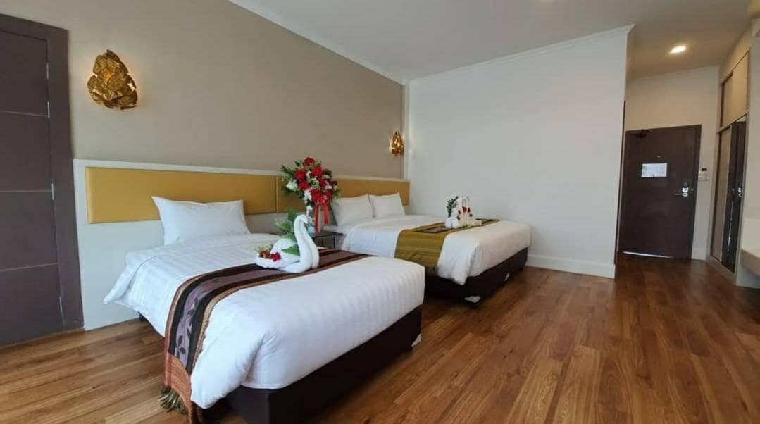 Swan Lake Hotel Sattahip photo 2