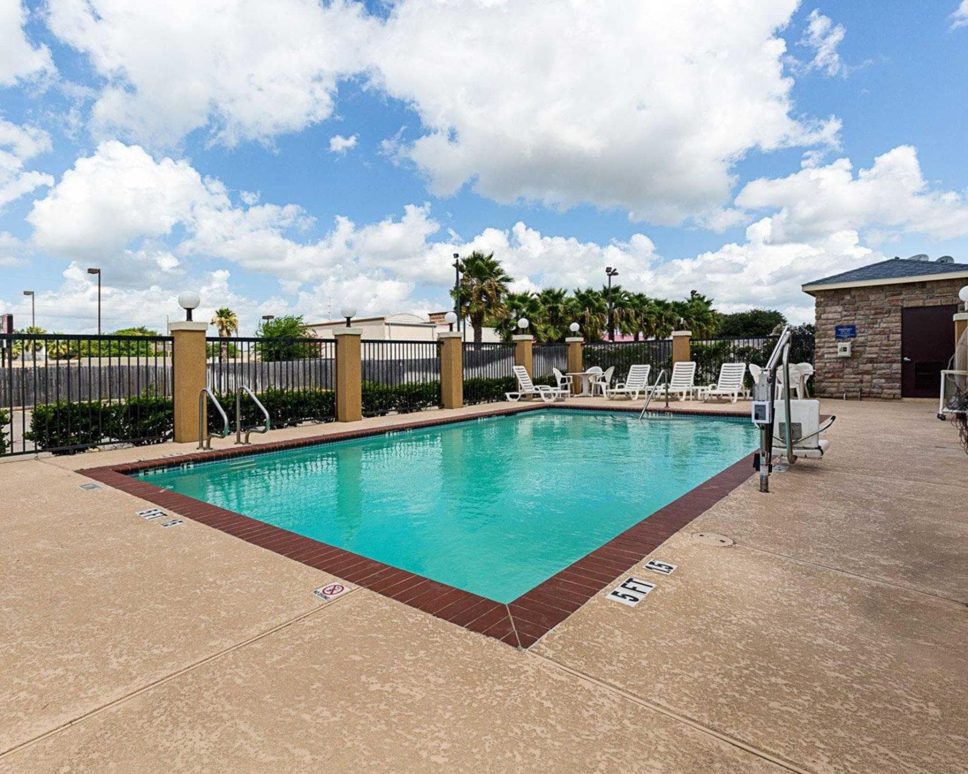 Days Inn & Suites by Wyndham Houston / West Energy Corridor photo 5